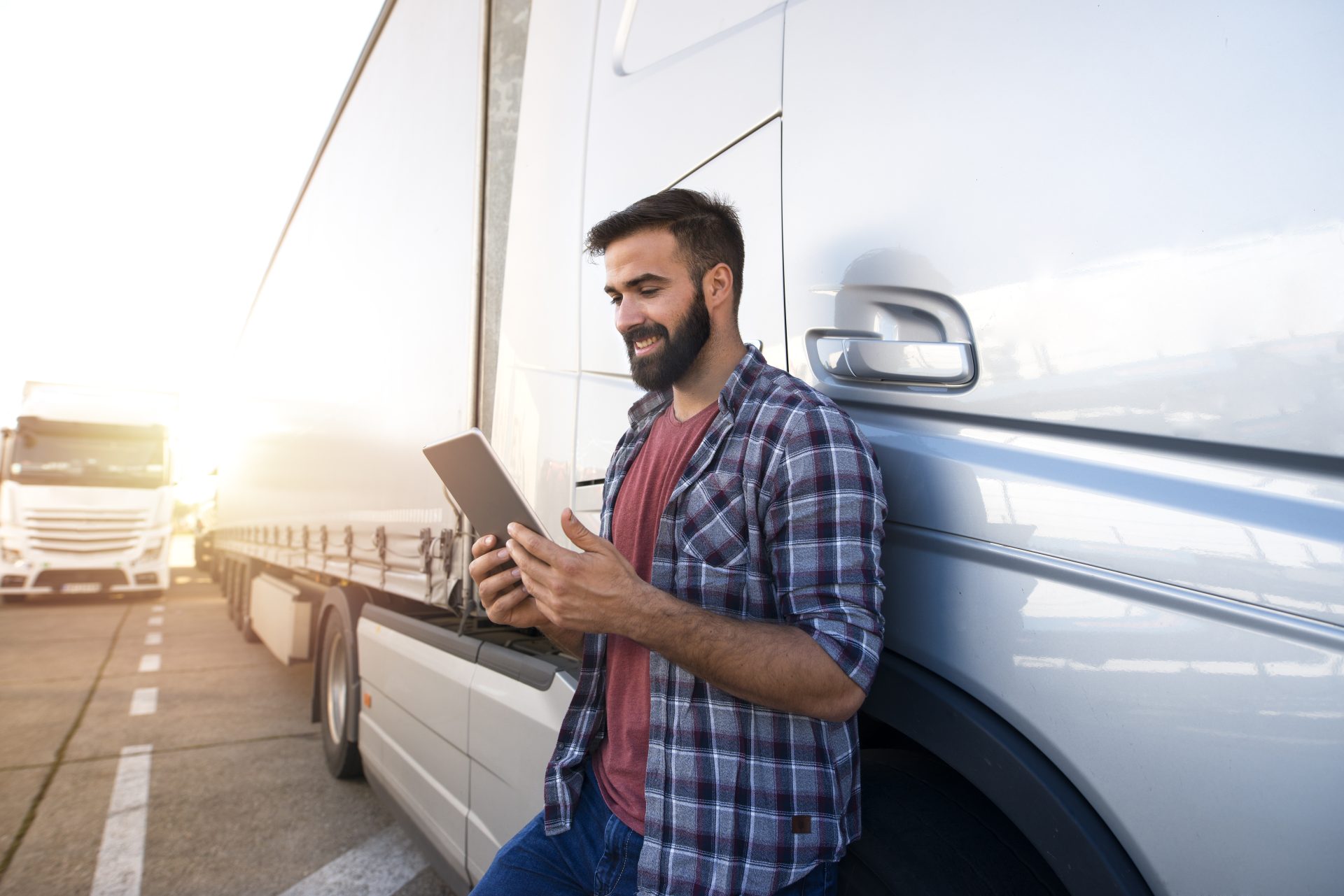 Fahrer mit einem Tablet an einem Lastwagen